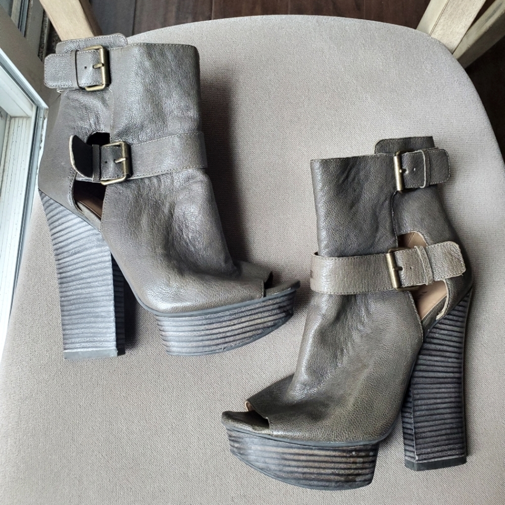 Nine West Dark Grey Leather Platforms Women's Size 7